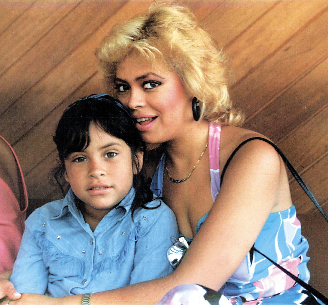 Gisela Valcárcel y su hija Ethel Pozo, en una imagen del recuerdo.