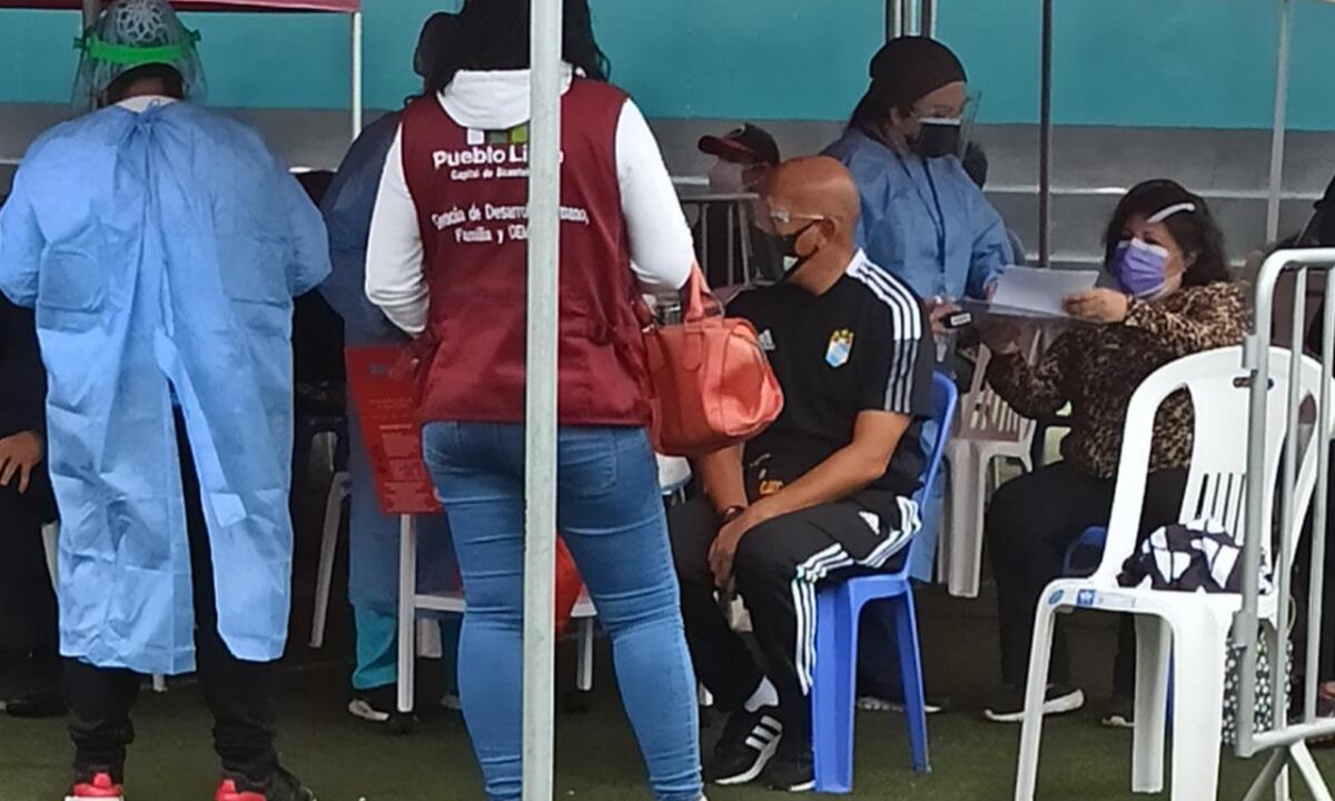 Roberto Mosquera recibió la primera dosis de la vacuna contra la COVID-19.