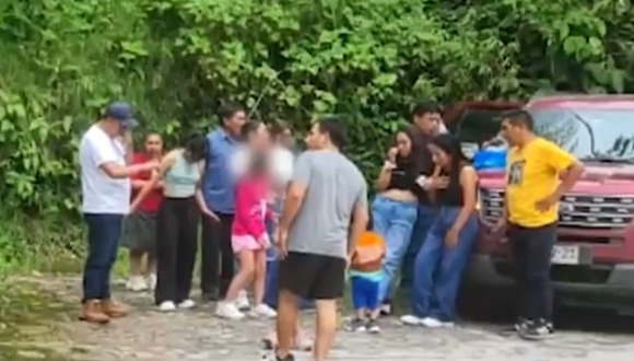 Familia cae a abismo de 200 metros