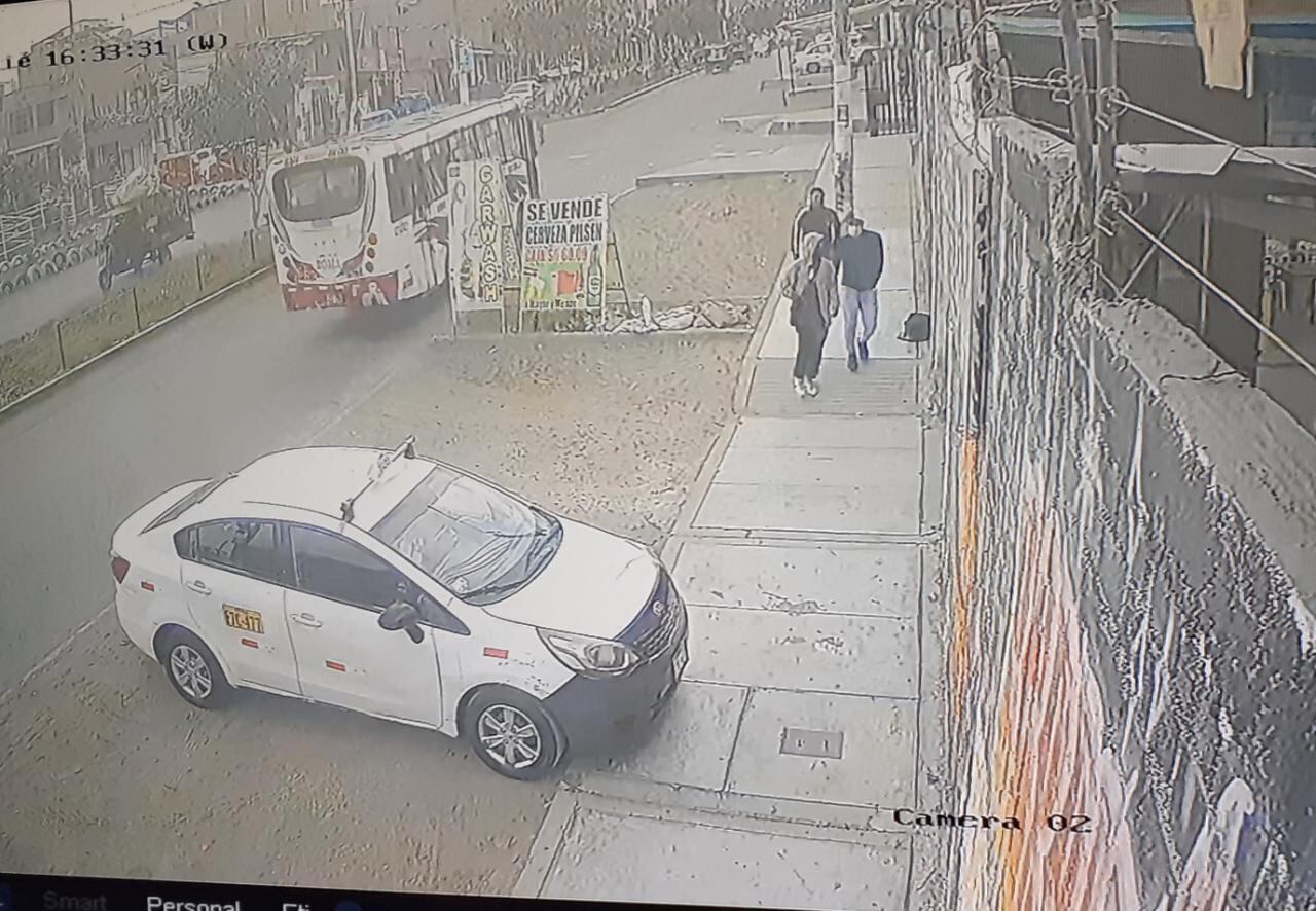 Delincuentes armados irrumpieron en un car wash, en San Juan de Lurigancho, encañonaron y asaltaron a unas 15 personas, entre clientes y empleados. (Fotos: Mónica Rochabrum/Trome)