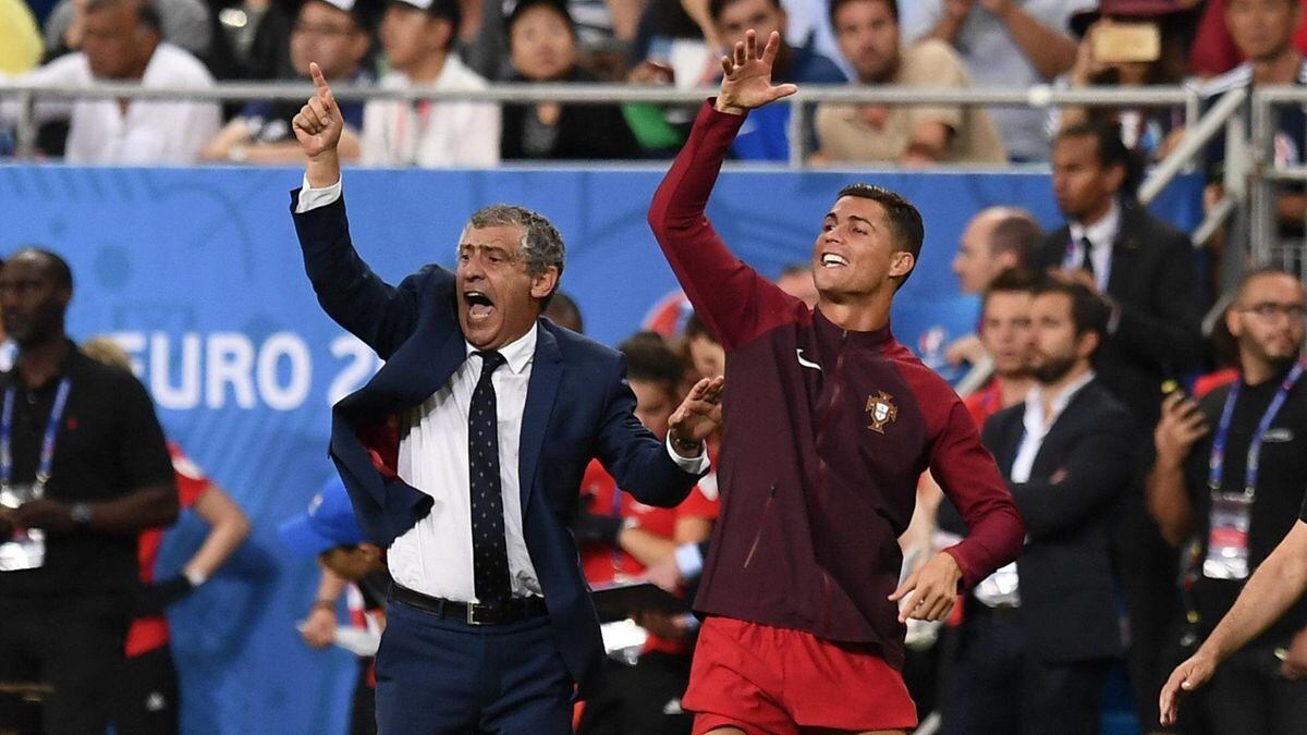 Fernando Santos y Cristiano Ronaldo en la final de la Eurocopa 2016, torneo que ganó Portugal. (Foto: AFP)