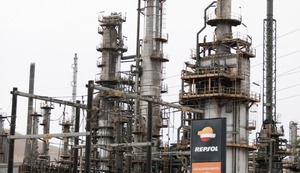 Inician procedimientos de sanción contra Repsol por derrame de petróleo según Ministro de Ambiente