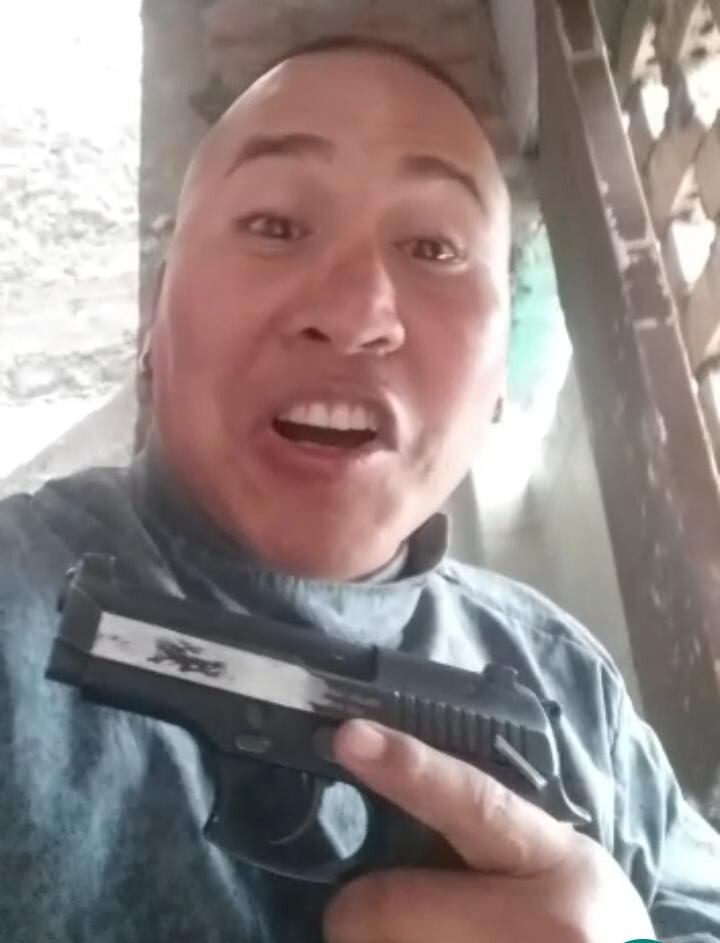 El temible Percy Rojas Gallardo (36), ‘Bolilmbo’ (en la foto) y Ricardo Javier Espinoza Chumbile (39), ‘Cañaña’, que pertenecerían a la banda ‘Los Sanguinarios de San Genaro’, fueron atrapados por policías de Depincri Chorrillos.