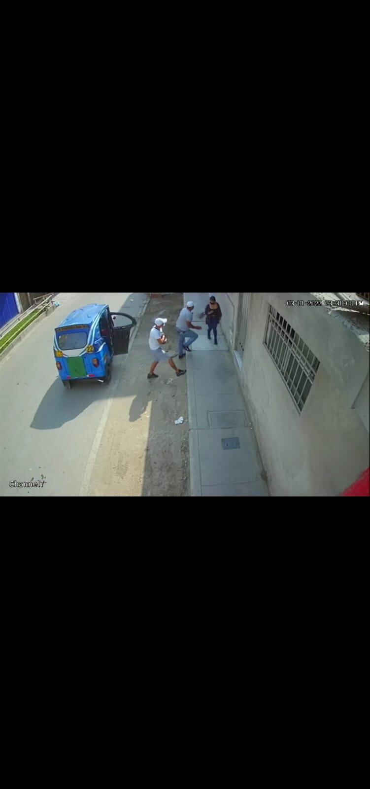 Momento en que dos de los cómplices del mototaxista venezolano bajan para atracar a su víctima. | Reproducción de vídeo