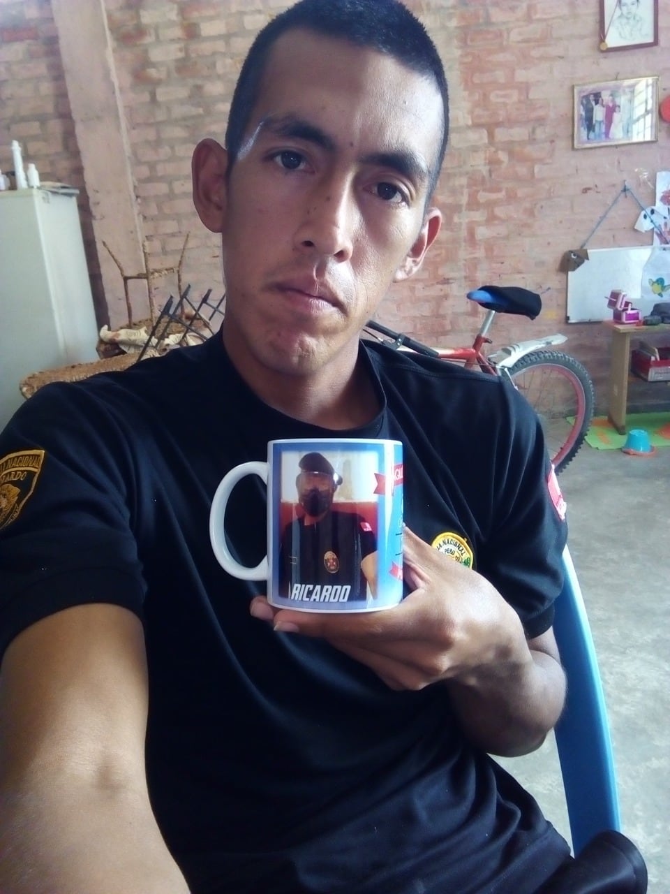 El joven vigilante particular, Jonattan Ricardo Inga Miranda (32), que hacía las veces de ‘Valet parking’ en el hotel ‘Wellspring’, fue asesinado de un balazo en el pecho por intentar defender a una joven que era agredida verbalmente por su pareja, un miembro de la policía, en Lince.