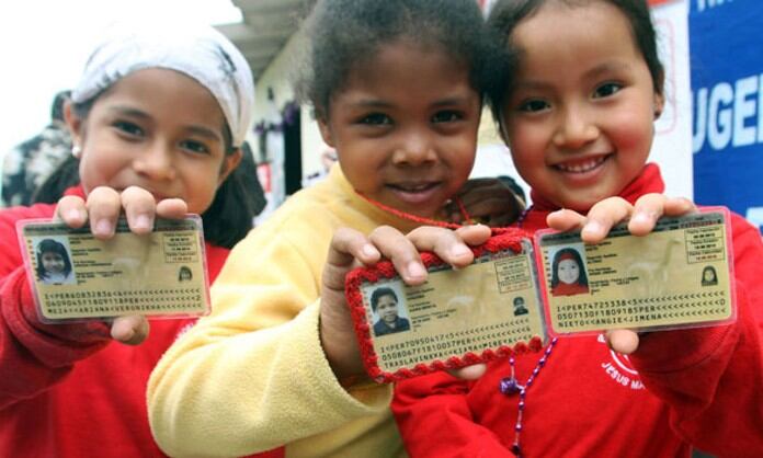 Menores muestran su DNI amarillo (Foto: Andina)
