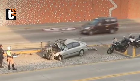 ¡Violento choque en la Vía Expresa! Auto se empotra, queda destrozado en Miraflores y conductor queda ile...