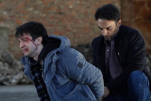 Çinar golpeado y amarrado en el capítulo 28 de “Secretos de familia” (Foto: Ay Yapım)
