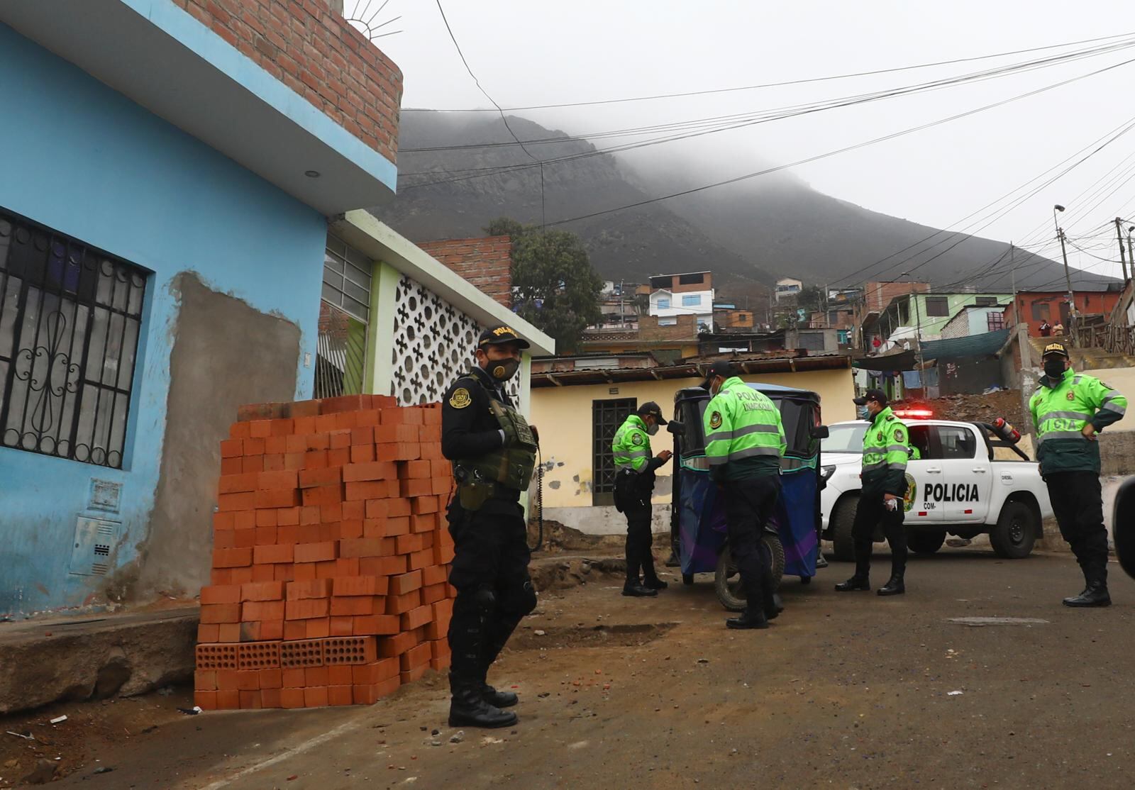 Policías de la comisaría 'Túpac Amaru' realizaron un operativo para ubicar al homicida. | Foto: Gonzalo Córdova