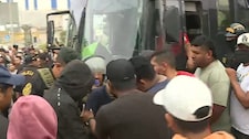 ¡Ventanilla paralizada! Transportistas bloquean avenida y hacer bajar a pasajeros de los buses en protesta por nuevo ataque