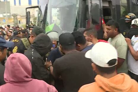 ¡Ventanilla paralizada! Transportistas bloquean avenida y hacer bajar a pasajeros de los buses en protest...