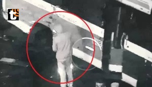 ¡No perdonan! Cúster se vuelca en Ate y ladrones roban autopartes