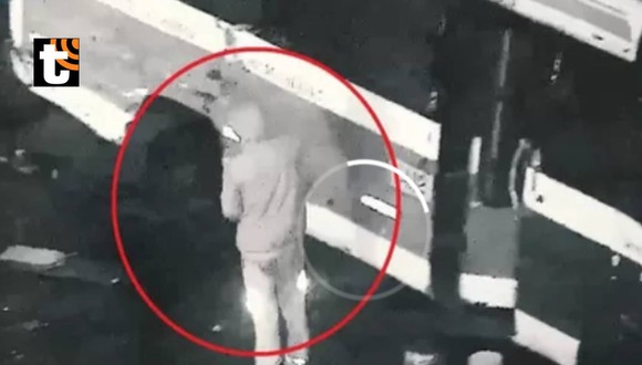 Ate: Cúster se volcó y ladrones aprovechan para robar autopartes