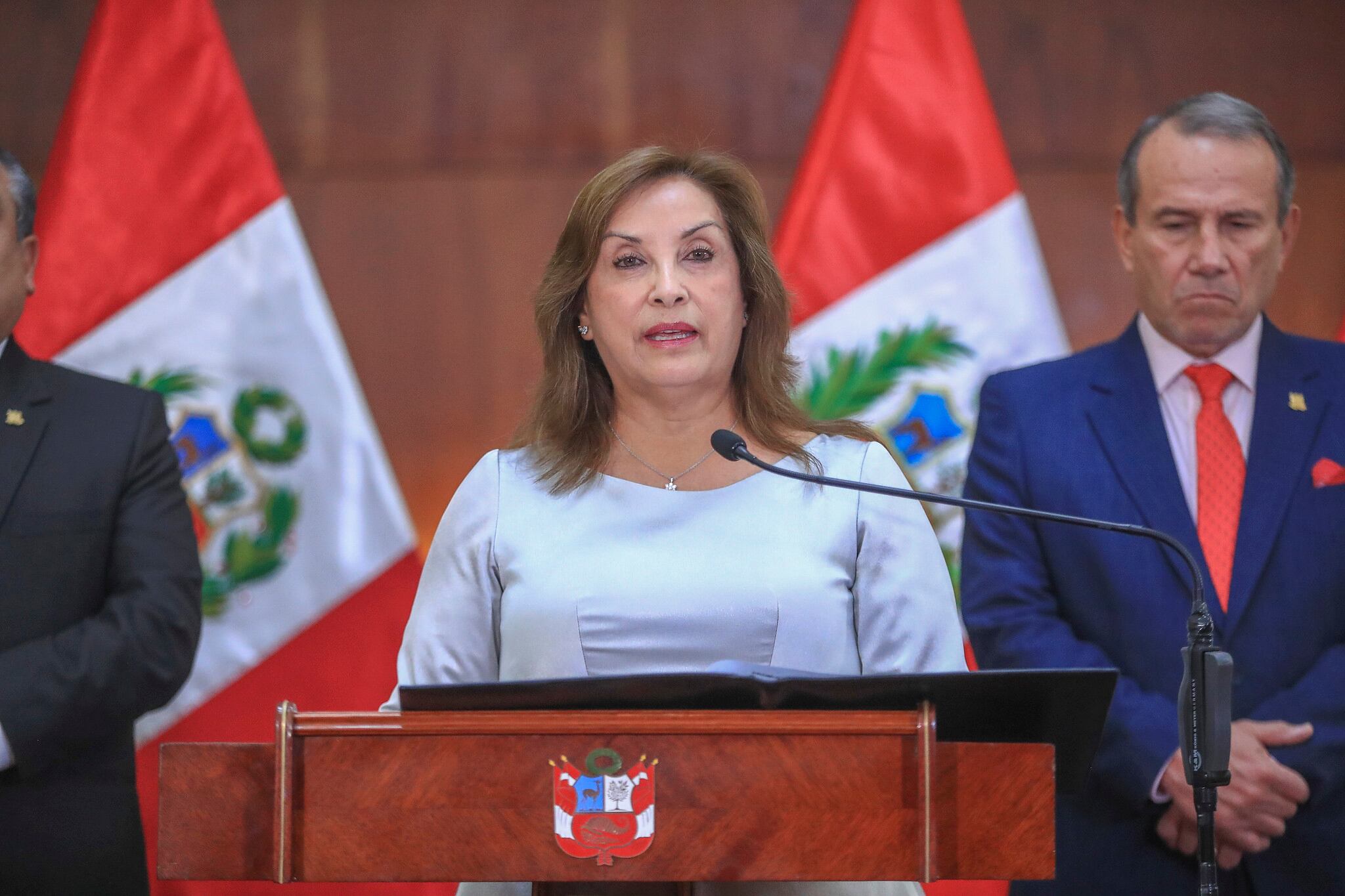 La presidenta Dina Boluarte pidió guardar un minuto de silencio en memoria de Mario Vargas Llosa durante una ceremonia oficial en Palacio de Gobierno. (Foto: Presidencia)