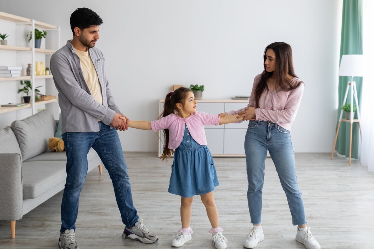 Evita involucrar a los niños en líos de pareja. Recuerda que el vínculo de papá e hijo es irrompible. Foto: Istock.