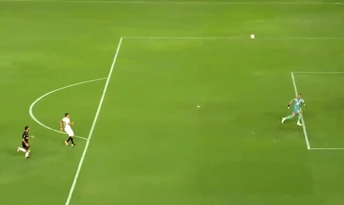 Bernardo Cuesta ya había vencido al arquero de Universitario; pero su remate se estrelló en el palo. (Captura Gol Perú)