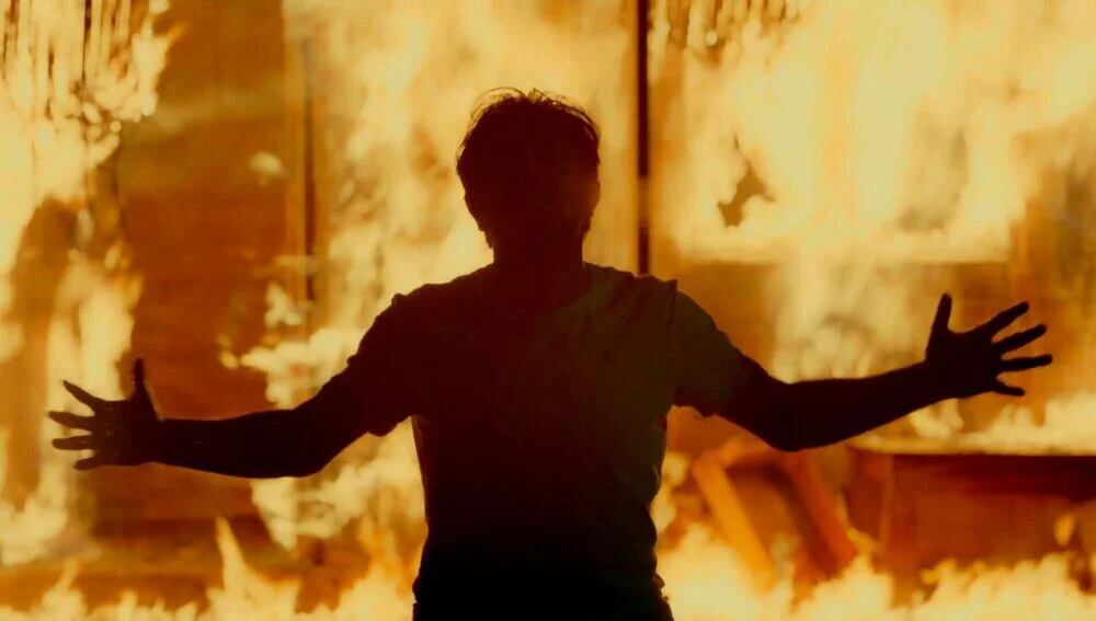 Fikret después de quemar la cabaña con Abdülkadir (Foto: Tims & B Productions)