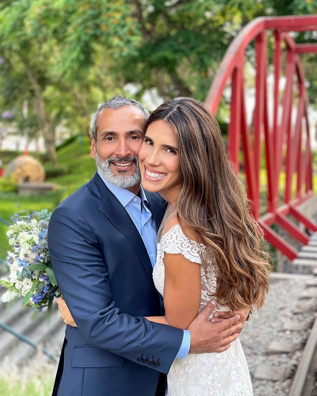 Vanessa Tello y su esposo de 43 años en su boda civil. (Foto: @tello_vane)