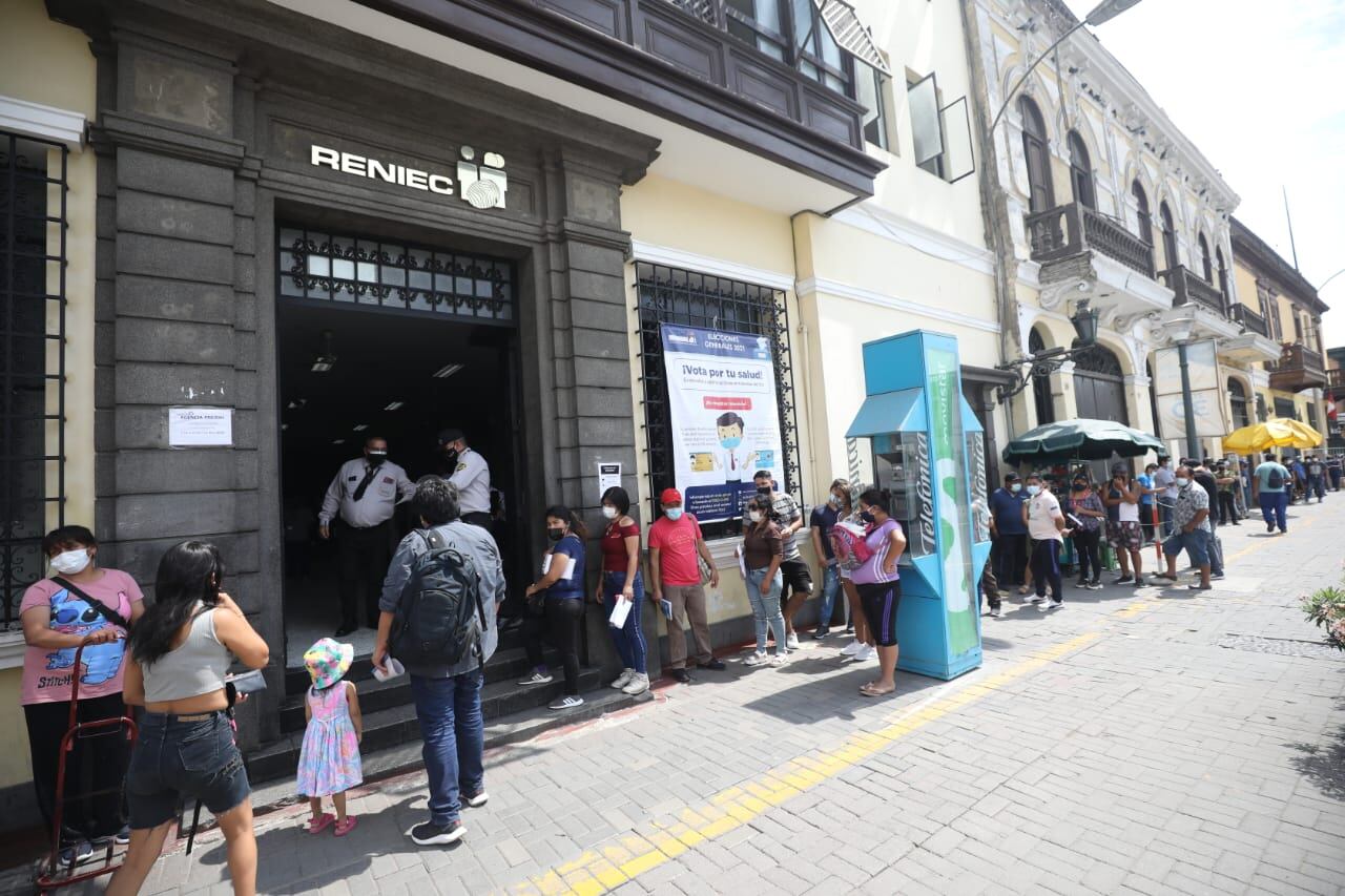 Se reportaron largas colas en otras sedes del Reniec en el Cercado de Lima, el último 9 de abril. (Foto: Britanie Arroyo/@photo.gec)