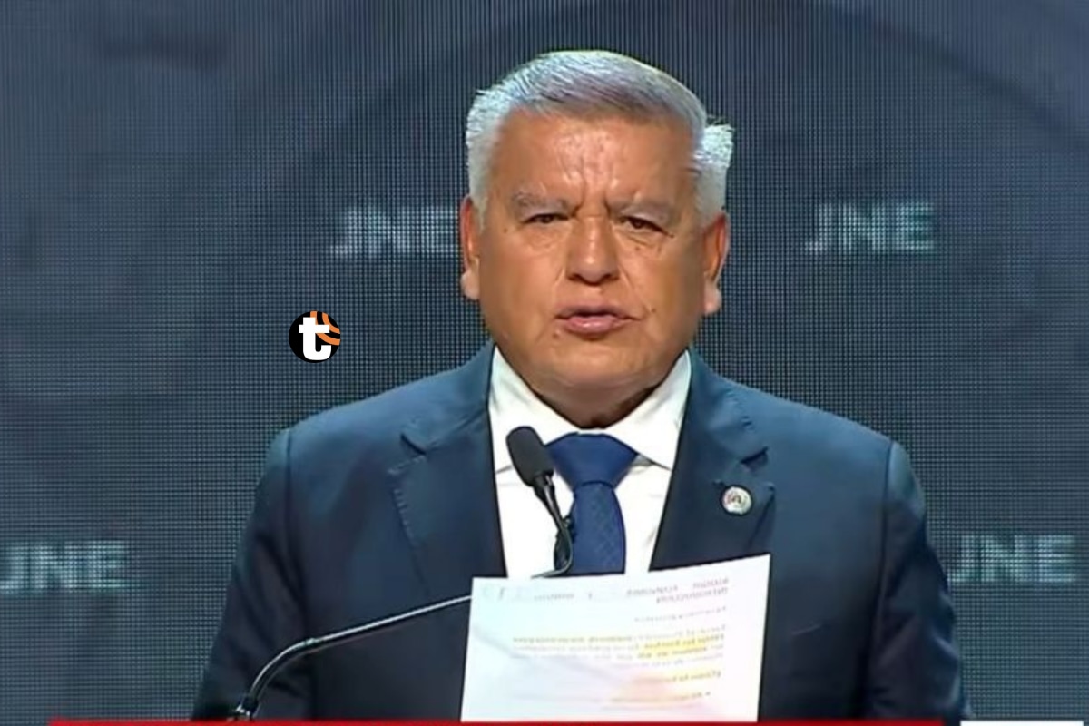 César Acuña leyó durante todo el debate una hoja con grandes letras resaltadas.