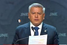 ¡Leyó todas sus propuestas! Acuña apareció con hoja en mano con letras grandes resaltadas y desató críticas en pleno debate