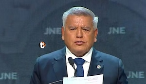 ¡Leyó todas sus propuestas! Acuña apareció con hoja en mano con letras grandes resaltadas y desató críticas en pleno debate