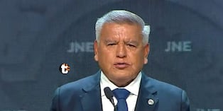 César Acuña leyó durante todo el debate una hoja con grandes letras resaltadas.