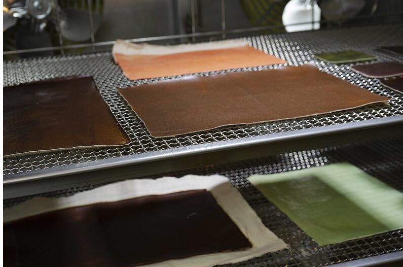 Esta es una alternativa al uso del cuero animal y sintético que depreda el medio ambiente.