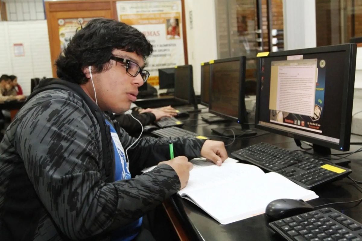 Adolescentes tendrán que hacer clases virtuales. (Andina)