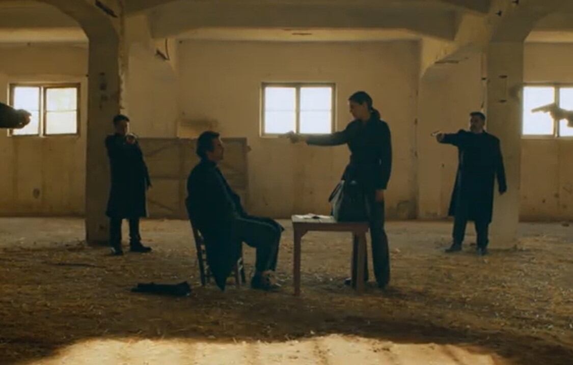 Betül le cuenta todo a Çolak. (Foto: Tims & B Productions)