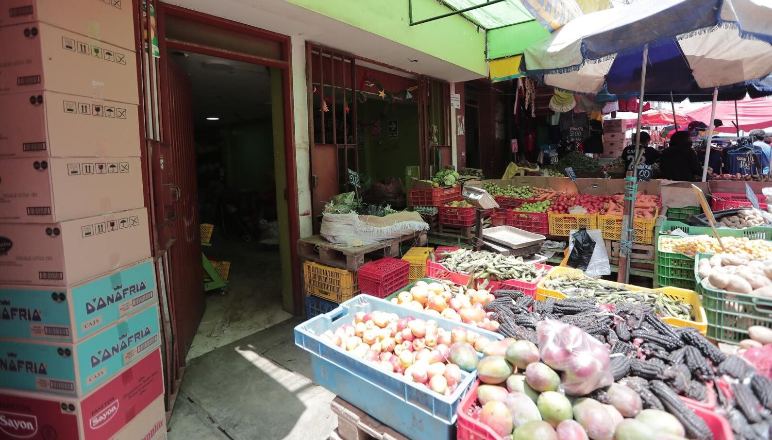 Mujer aprovechó que la puerta del negocio estaba abierta y se fue hasta el depósito, donde otros comerciantes guardaban sus mercaderías. | Foto: Jesús Saucedo / Trome / Grupo El Comercio
