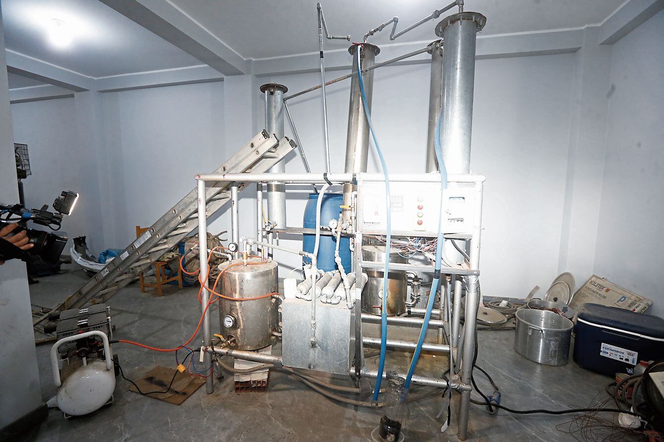 Detienen a 'Ingeniero' tras hallar dinero y laboratorio clandestino