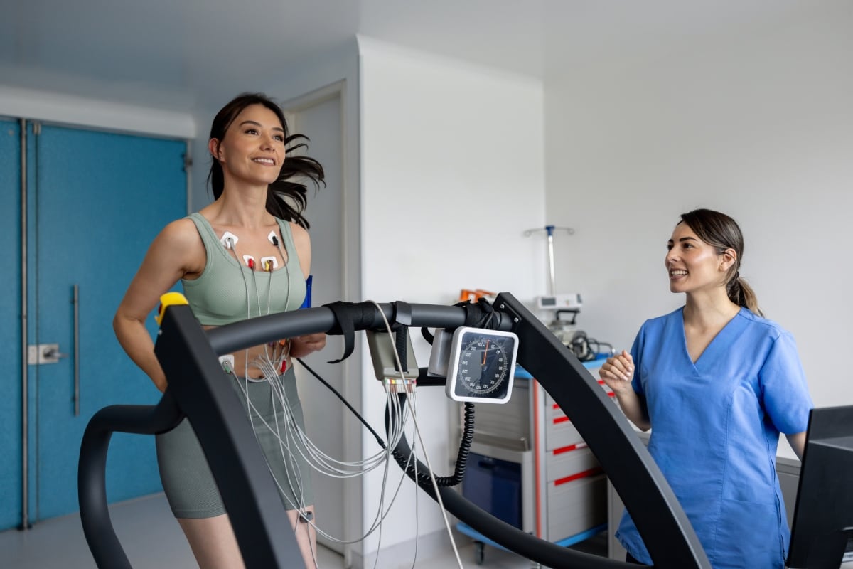 La prueba de esfuerzo permite evaluar cómo responde el corazón a la actividad física y detectar alteraciones que podrían pasar desapercibidas en reposo. Conoce cuándo se recomienda y qué información brinda. Foto: Istock.