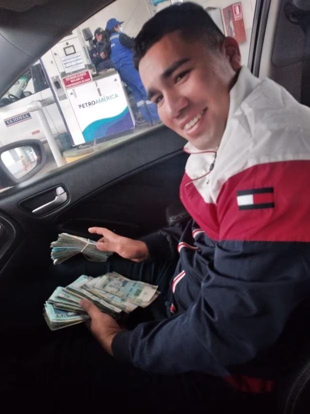 Iberico mostrando fajos de billetes que serían producto de la extorsión.