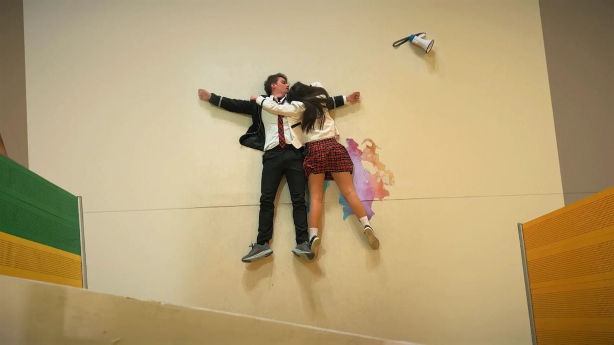 Kaan y Süsen caen del segundo piso de su colegio (Foto: Antena 3)