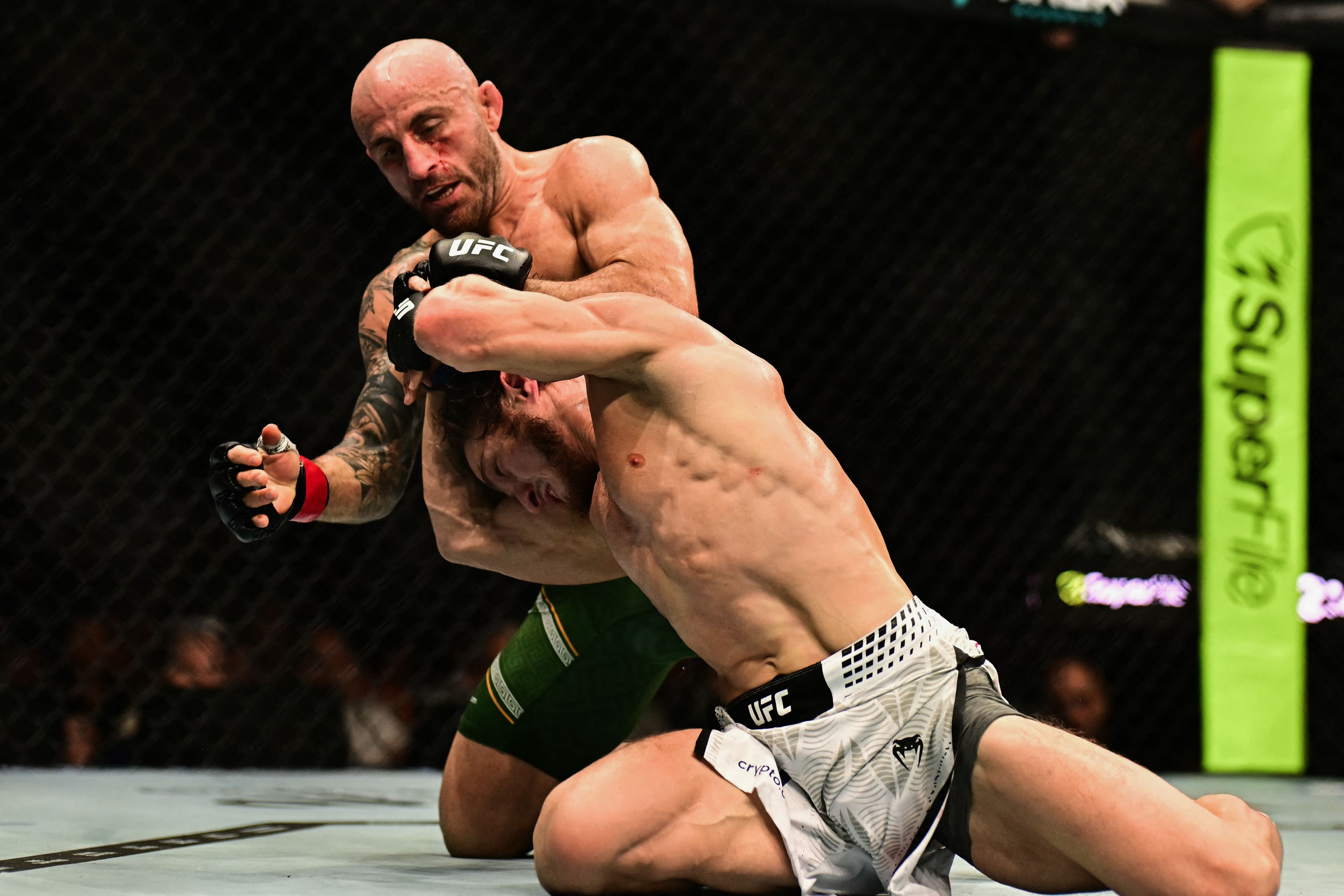 Alexander Volkanovski arrasó con Movsar Evloev en solo dos asaltos. (AFP)