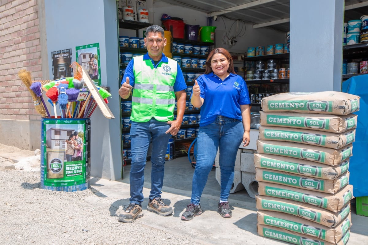 Pareja lleva 13 años de relación y han sabido compenetrarse en el negocio ferretero que abrieron hace dos años. Foto: Fernando Sangama.