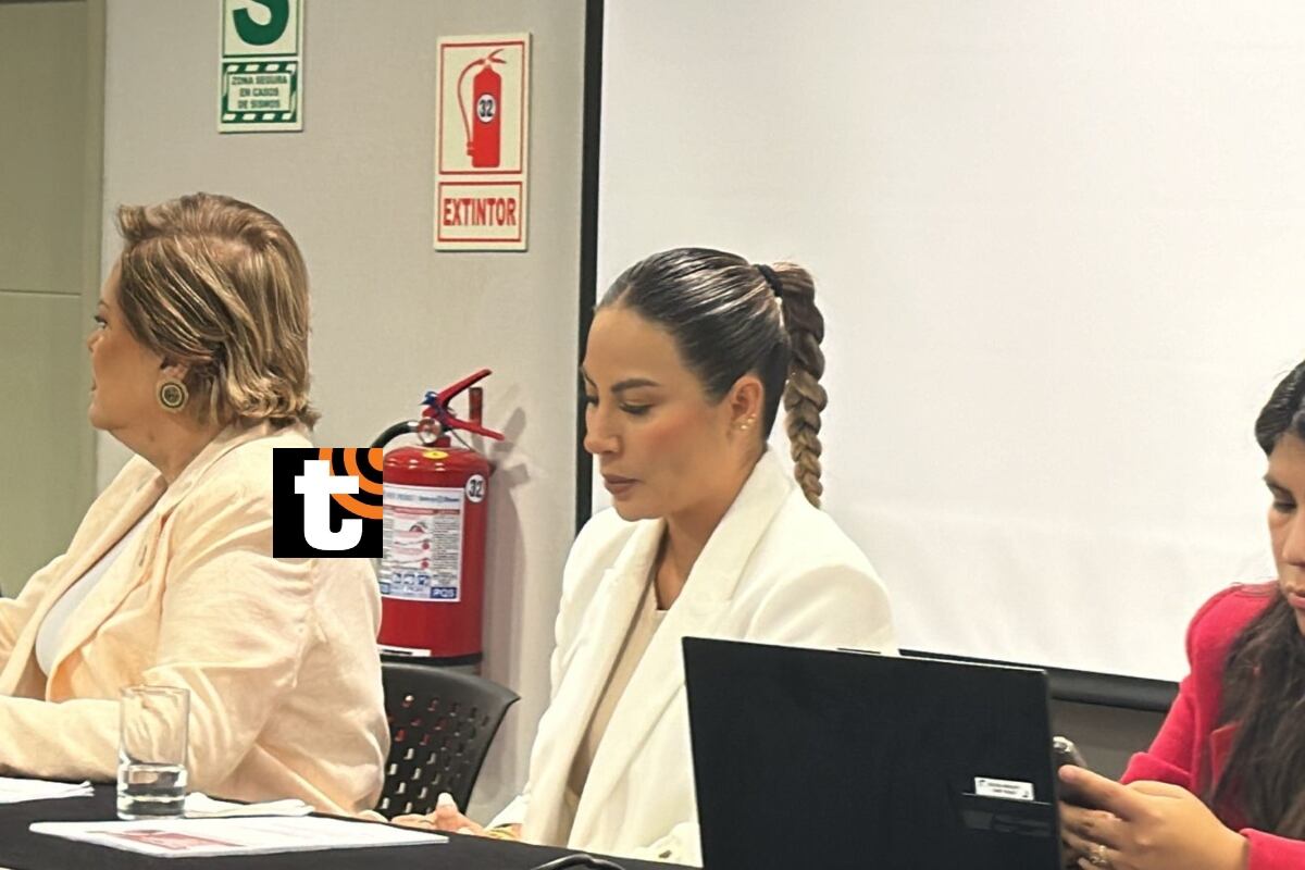 Pamela López en conferencia de prensa denuncia a Cueva