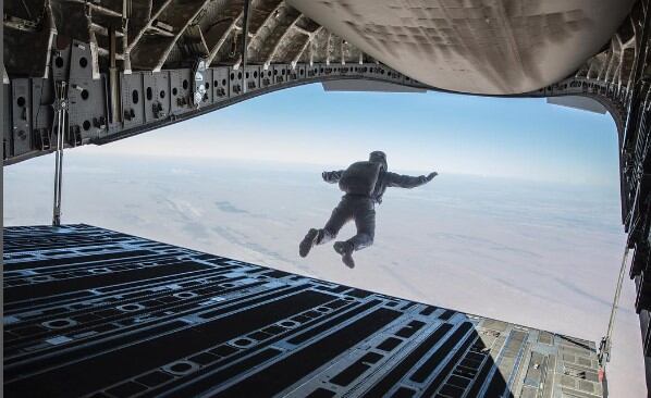 El actor Tom Cruise saltando de un avión a más de 100 metros de altura (Foto: Tom Cruise/Instagram)