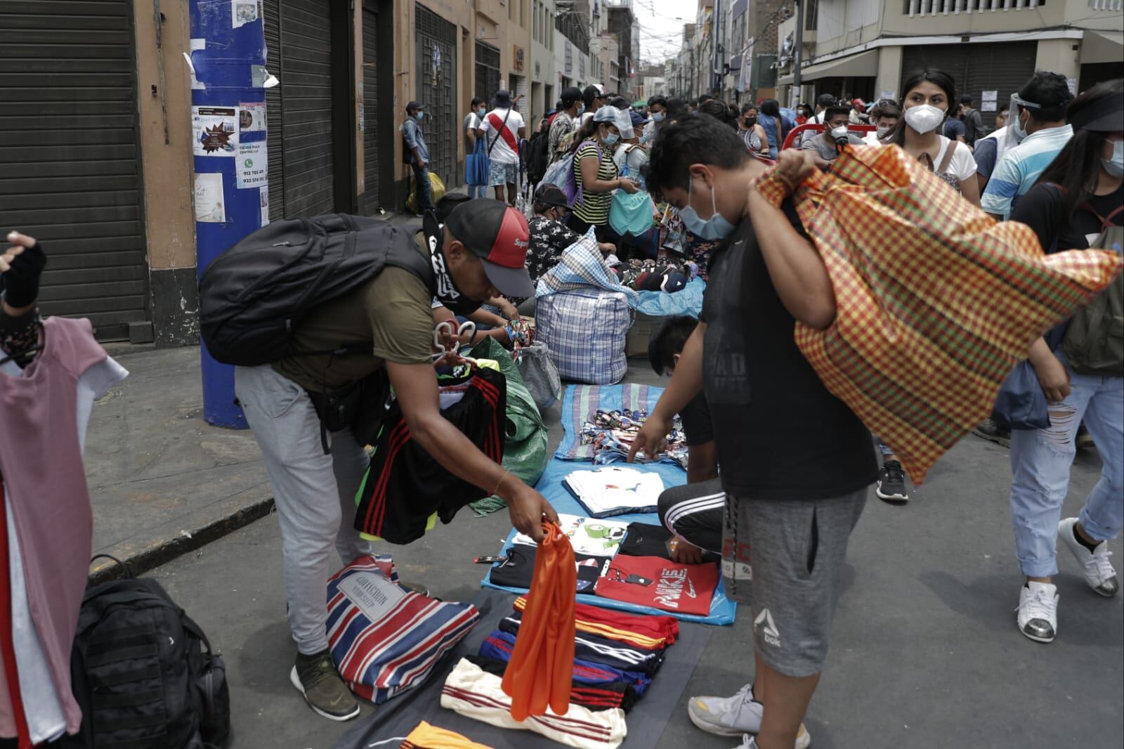 Comercio informal se apodera de las calles en varios puntos de Lima, como Mesa Redonda y alrededores de Gamarra. Tiendas de conglomerados piden control, porque ellos acatan cierre, pero afuera ambulantes siguen vendiendo de todo. (Foto: GEC)