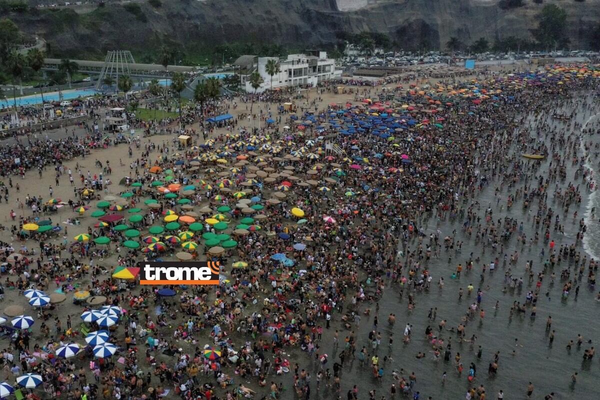 Muchas familias compartieron día playero durante el primer día del 2023. Temperatura en Lima se sigue elevando. (Isabel Medina / Foto: Julio Reaño / Trome).
