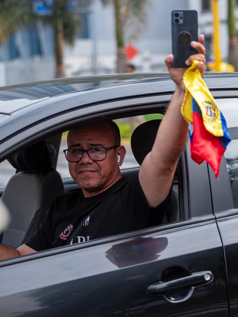 Fuera de la embajada de a Venezuela varios venezolanos se encuentran celebrando tras caída del Nicolás Maduro
03 de enero de 2026 en Lima, Perú. | (Foto: Paloma del Solar / @photo.gec)