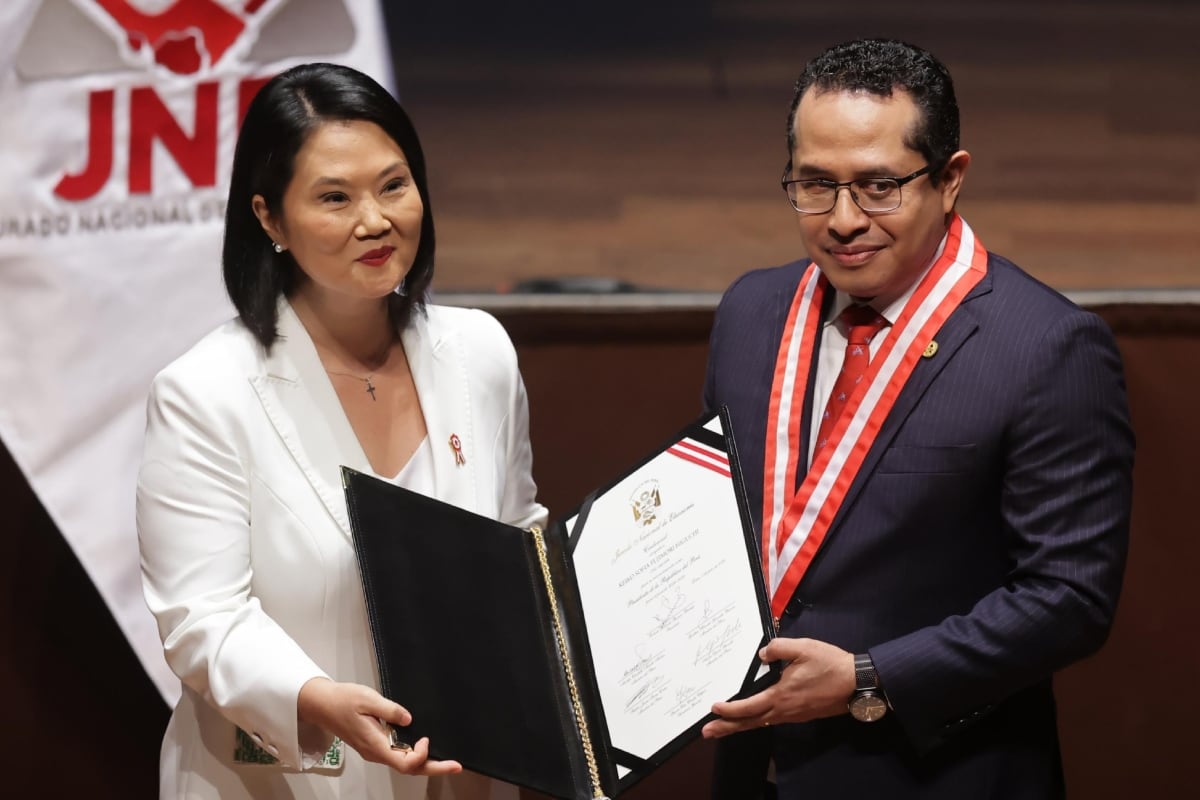 Keiko Fujimori recibe del presidente del Jurado Nacional de Elecciones, Roberto Burneo, la credencial que la acredita oficialmente como presidenta electa de la República para el periodo 2026-2031. (Foto: Hugo Pérez / @photo.gec)