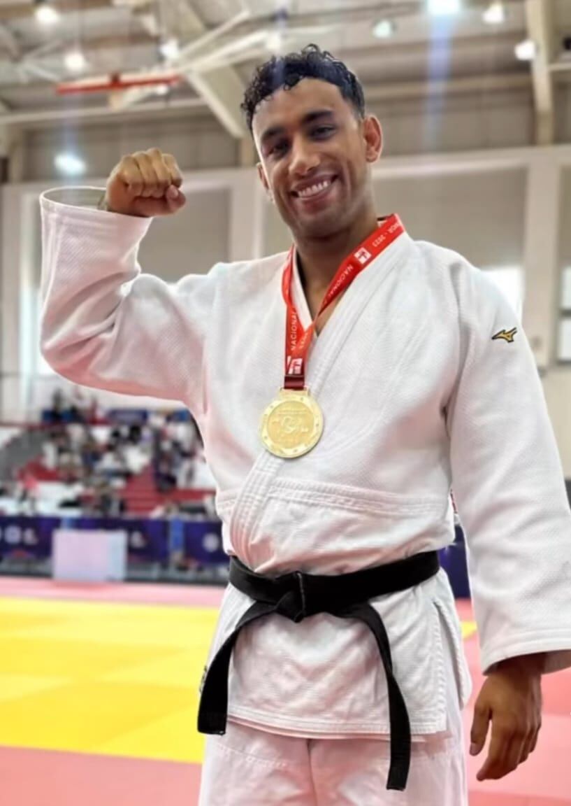 Said Palao luce su medalla del primer puesto.