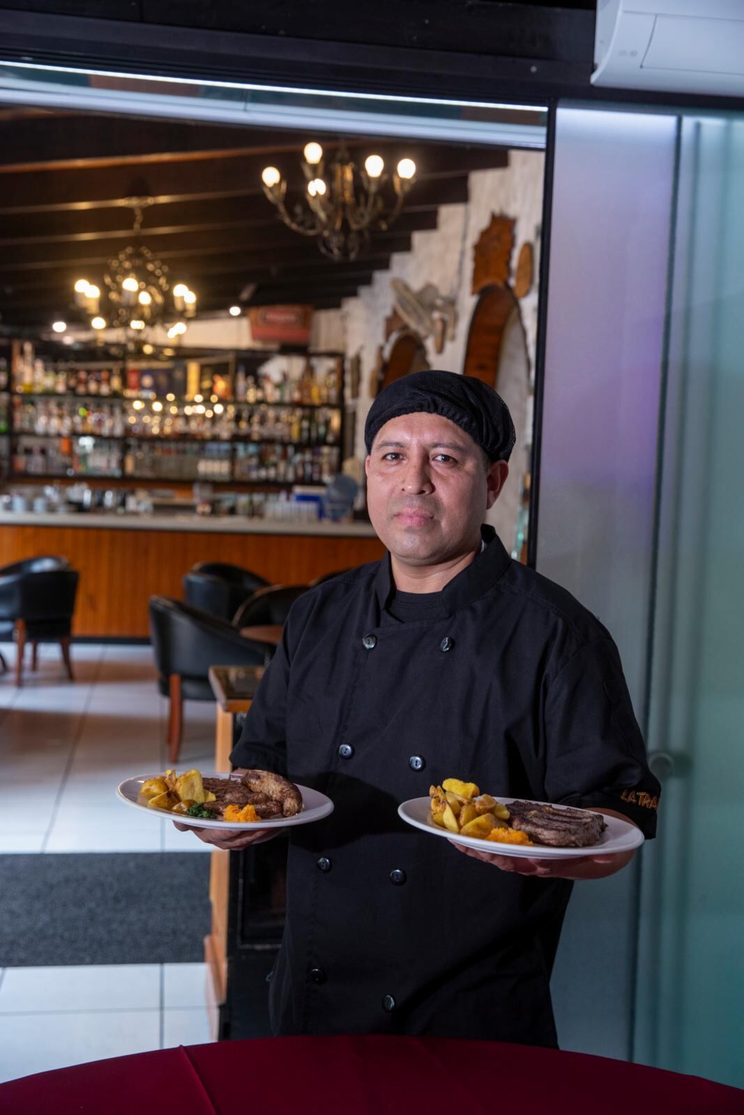 Los bifes de la Tranquera acompañados con sus papas crocantes. Foto: Giancarlo Ávila.