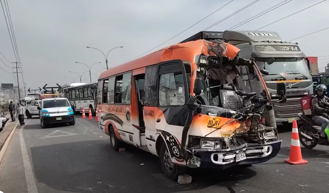 Así terminó cúster tras impactar contra otros dos vehículos. (Redes sociales)