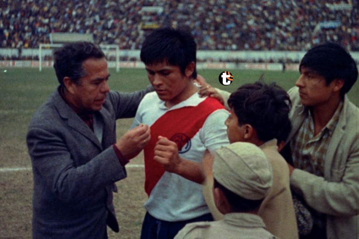 Imagen de la película "Cholo", de Bernardo Batievsky. El protagonista, Hugo Sotil, con la camiseta del Deportivo Municipal. Foto: GEC
