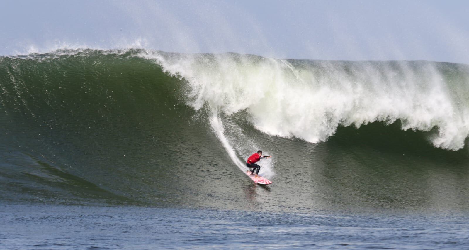 Con tan solo 12 años, Raúl Vildoso se enfrenta a olas de 4 metros de altura. (Difusión)