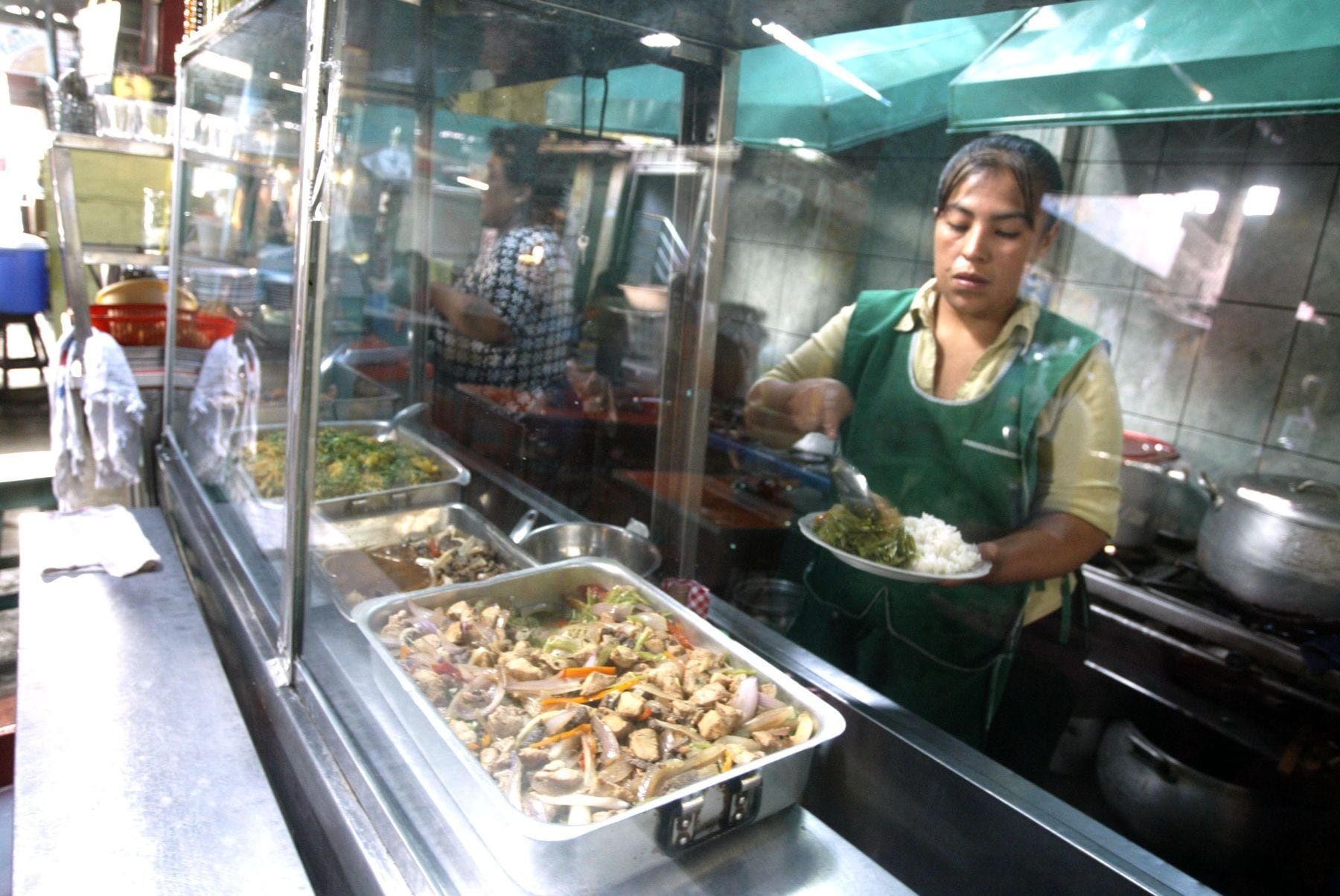 Tras el incremento de los precios en productos alimenticios, vendedor de comida se ha visto obligados a subir los suyos. Foto: GEC