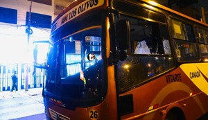 ¡Pánico en Los Olivos!: Extorsionadores balean bus con pasajeros frente a la Municipalidad y dejan herido a chofer
